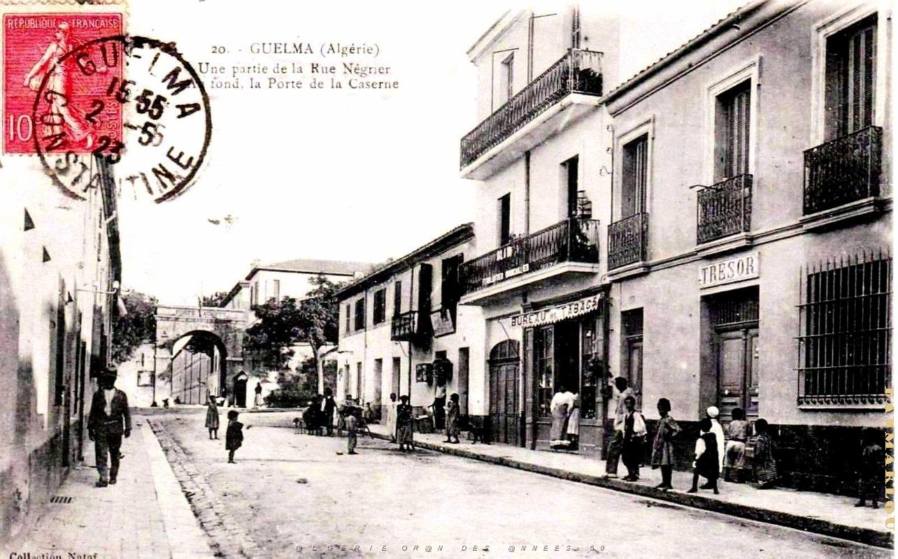 2815- Guelma - Rue Negrier et Porte de la Caserne - 1923.jpg